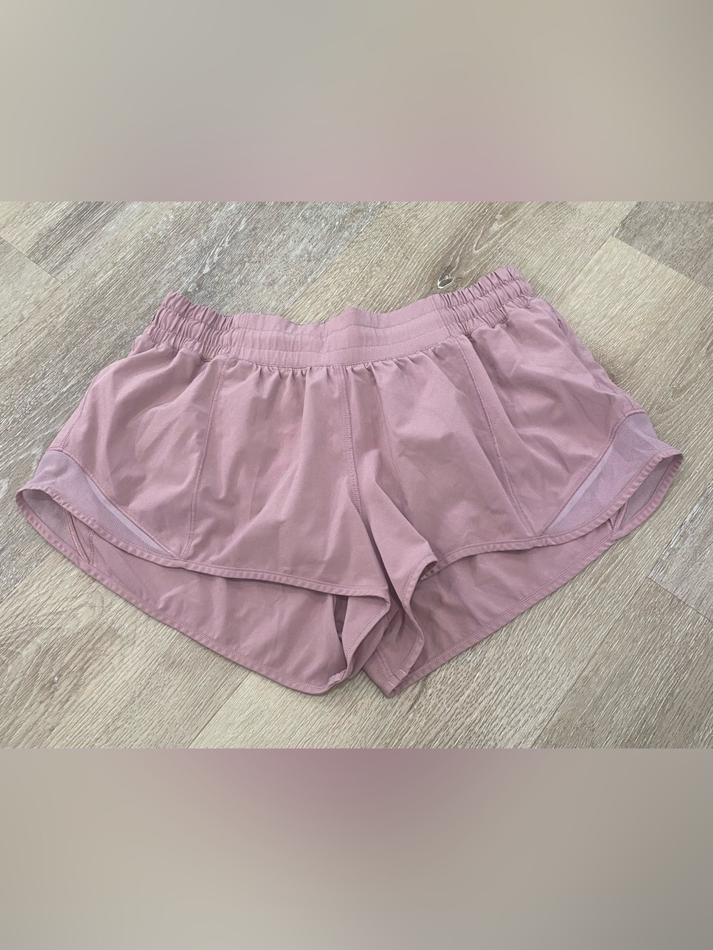 🍋 Lululemon Dusty Rose Athletic Shorts Lightweight Casual Size 8 - 2.5 inch Seam - Picture 2 of 6